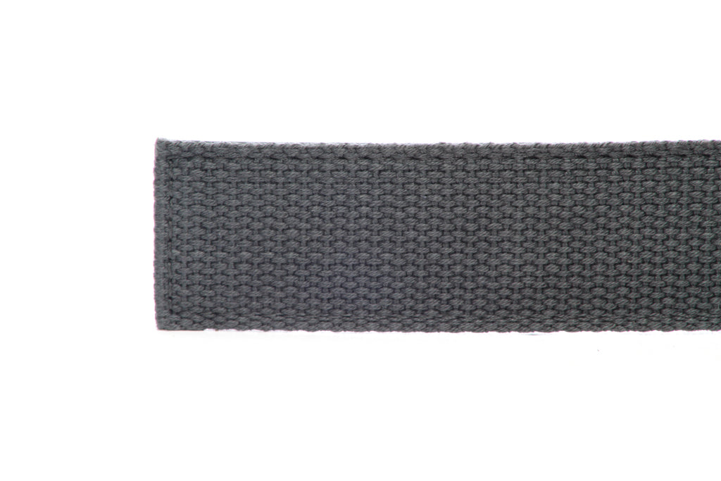 Men's canvas belt strap in graphite with a 1.25-inch width, casual look, tip of the strap