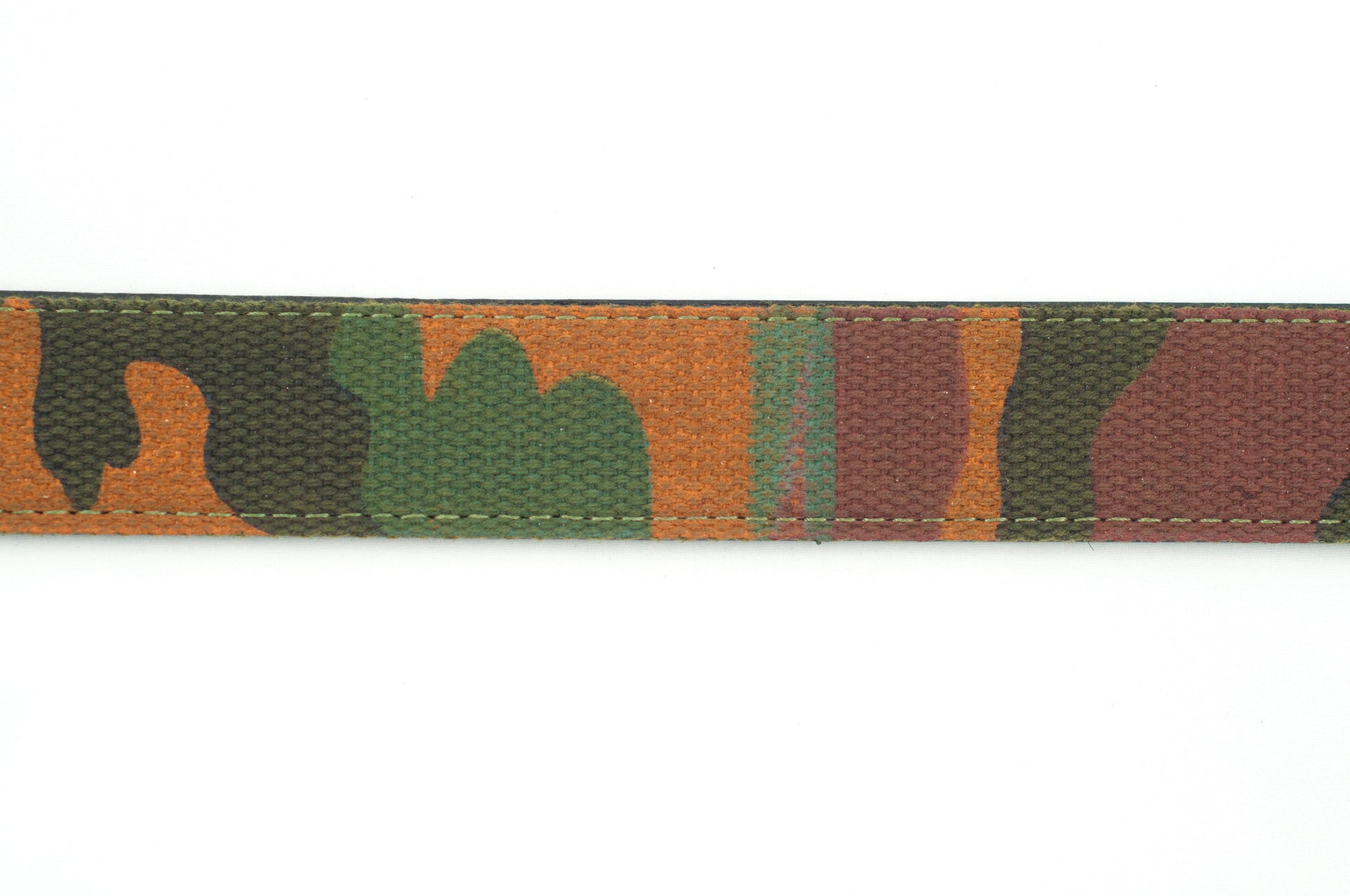 Men's canvas belt strap in camo with a 1.25-inch width, casual look, stitching close up